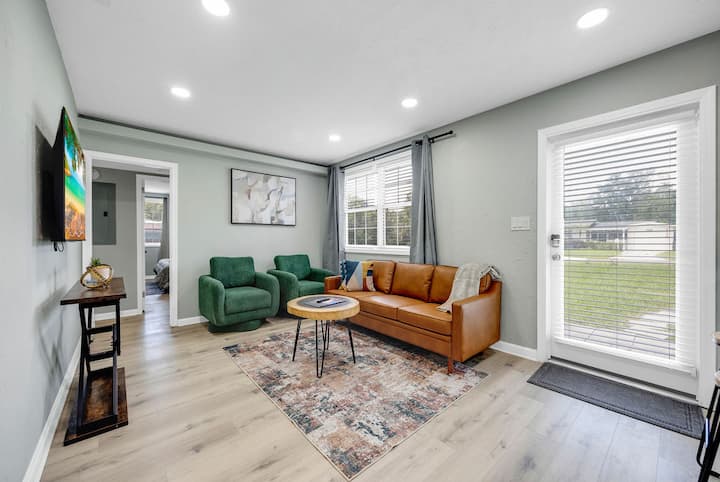 Stylish Leafy Heated Pool Retreat - Jacksonville, FL