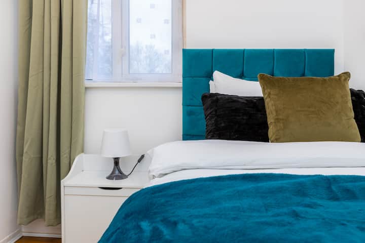 Chumba kimoja cha kulala cha kupendeza, bora kwa vijana au wageni peke yao, kilicho na matandiko safi na uhifadhi mzuri.