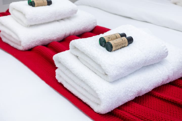 Chumba kingine cha kulala mara mbili kinachotoa mazingira tulivu, yenye starehe na mashuka safi kwa ajili ya starehe ya hali ya juu.