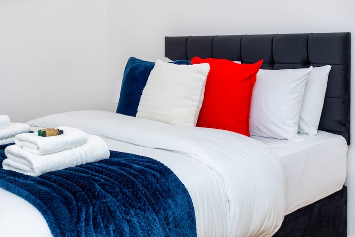 Chumba chenye utulivu cha kulala mara mbili chenye mwanga laini wa asili, matandiko ya kifahari na hifadhi ya kutosha ya kutembea kwa ajili ya mapumziko yenye utulivu.