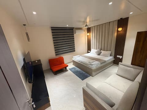 Premium 2BHK | AC"55 TV| Free Parking| Non Kitchen