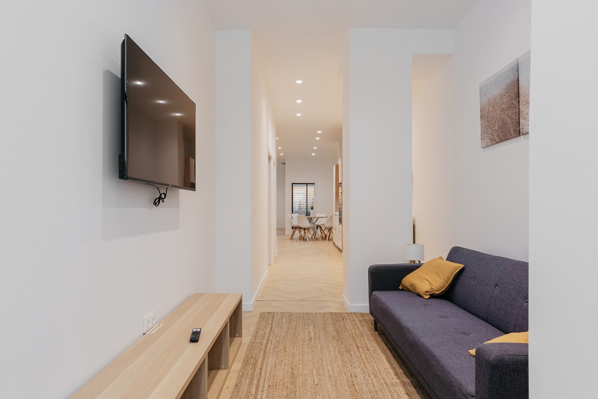 Popular Airbnb listing: Comfort Stay for 7 pax - Terrace & Jacuzzi in Benicalap