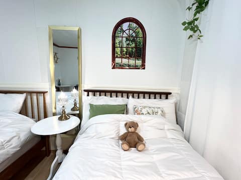 Cozy & convinient stay for subway