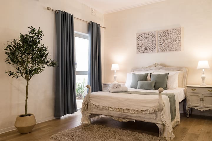 Ukiwa na mwangaza laini na maelezo maridadi, chumba kikuu kinachanganya uzuri na starehe. Ikiwa na hewa safi kabisa, ni mahali pazuri pa kupumzika mwishoni mwa kila siku.