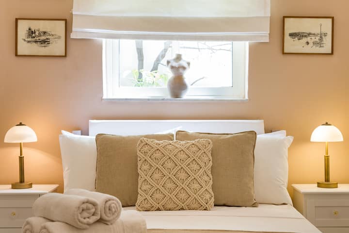 Imetengenezwa kwa rangi ya asili na maelezo ya maandishi, maradufu haya madogo yanavutia na ya kibinafsi. Inafaa kwa wageni wanaotafuta sehemu ya kujificha.