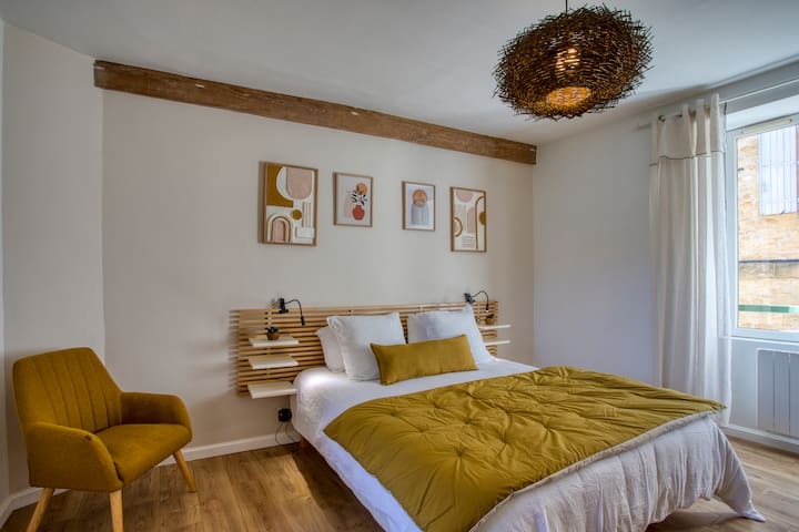 Första rymliga sovrummet i varma färger