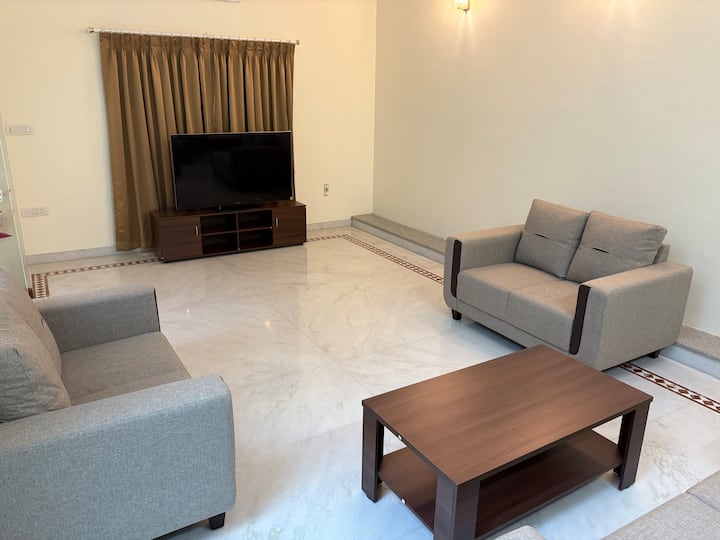 130 Seaside Villa | Koi Pond | Beach & Bar : 2 Min - Chennai