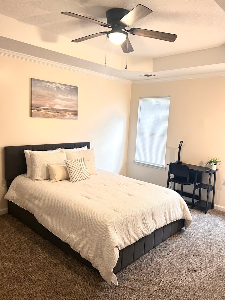 დიდი მთავარი საძინებელი სამუშაო სივრცითა და მთლიანი სხეულის სარკით. 