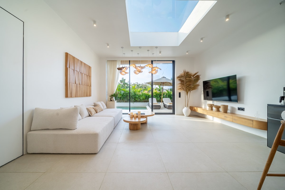 Villa in South Kuta · ★4.67 · 1 bedroom · 1 bed · 1.5 private baths, сопоставимый объект Airbnb
