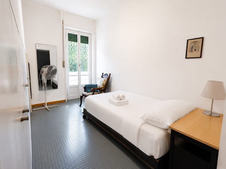 Camera singola con letto a una piazza e mezzo (110x197cm) con accesso al balcone e bagnetto di servizio.