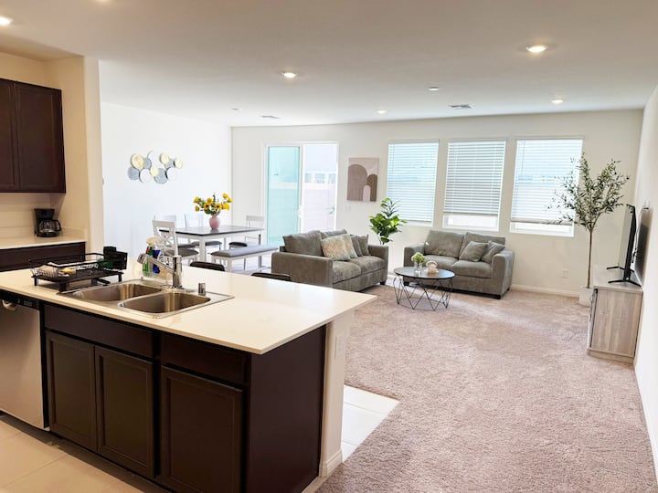 New & Spotless 4br｜2.5b｜near Strip - RiSE Festival