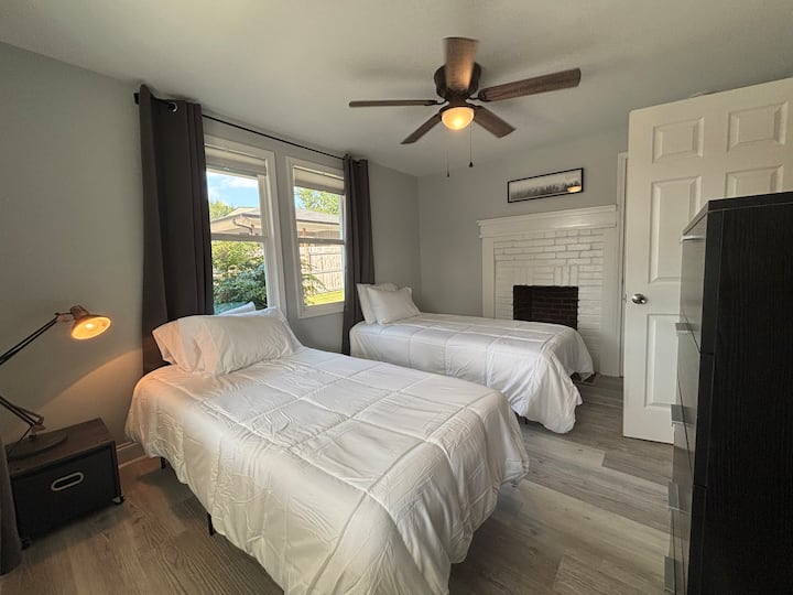 您可以选择2张单人床或1张加大双人床。 