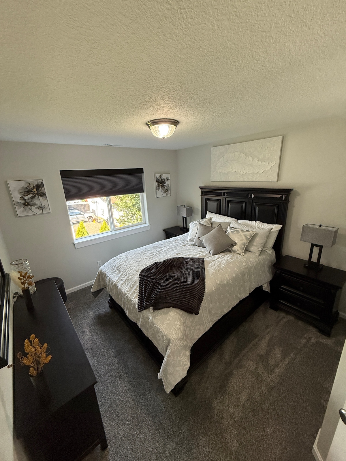 Легло „Queen size“, пълен гардероб, сензорни лампи с USB и 110-волтови контакти 