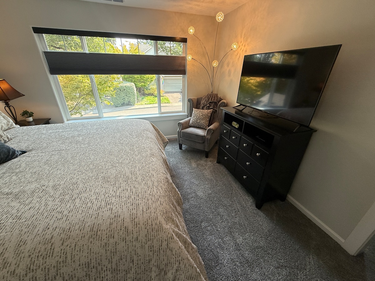 Голяма спалня с голямо двойно легло, телевизор, 2 скринове, място за съхранение под леглото 