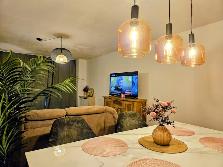 Útulná obývačka s veľkou pohovkou a 55-palcovou televíziou – ideálna na filmové večery.