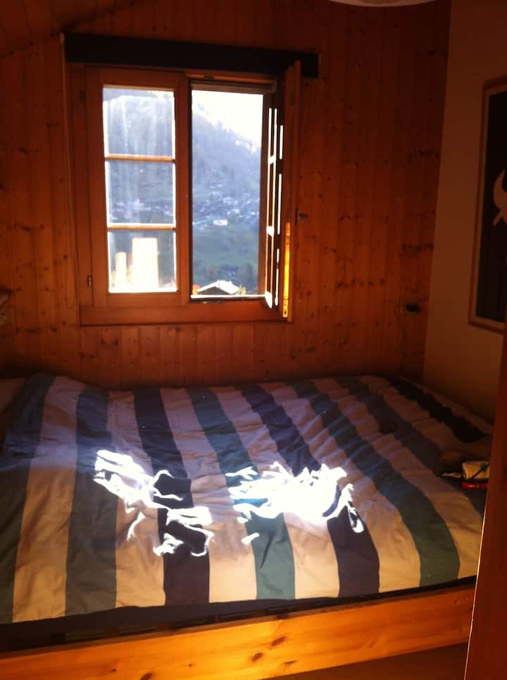 საძინებელი 2, „ცისფერი“, 140‑სმ‑იანი საწოლი, ჩაშენებული კარადები, მთის ხედები.