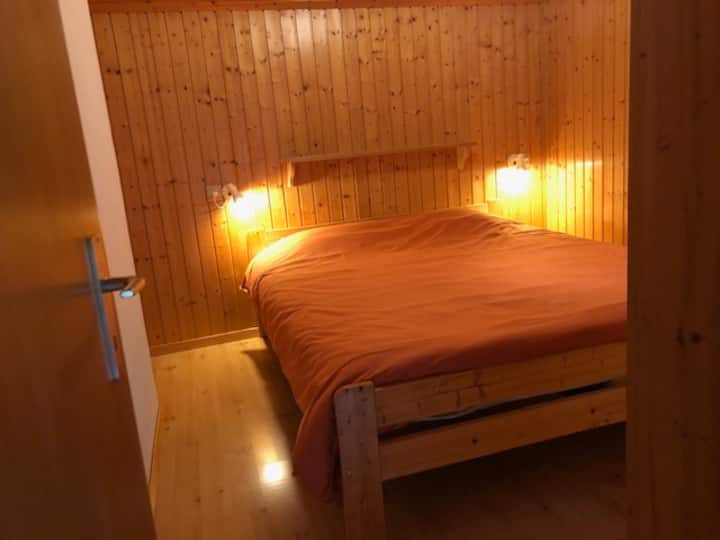 საძინებელი 1, „Zen“, 160‑სმ‑იანი საწოლი, ჩაშენებული კარადები, ხედი უკანა მხრიდან.