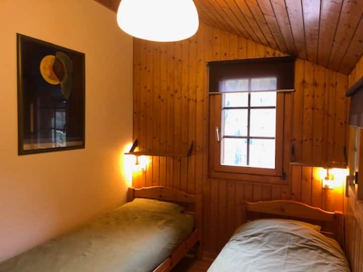 საძინებელი 3, „მწვანე“, 80‑სმ‑იანი ორი საწოლი, ჩაშენებული კარადები, ხედი მთებზე.