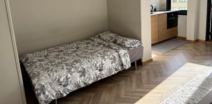 Apartmán je vybavený manželskou posteľou s dĺžkou 120 cm pre 2 osoby.
