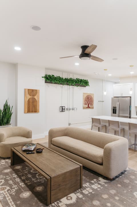 Top performing Airbnb: Botanical Bryn (33) - Real Plants - Free parking in Evanston