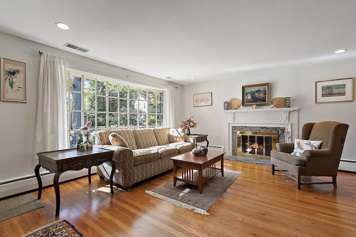 Art-filled Retreat-marblehead/salem-walk To Beach - Marblehead, MA