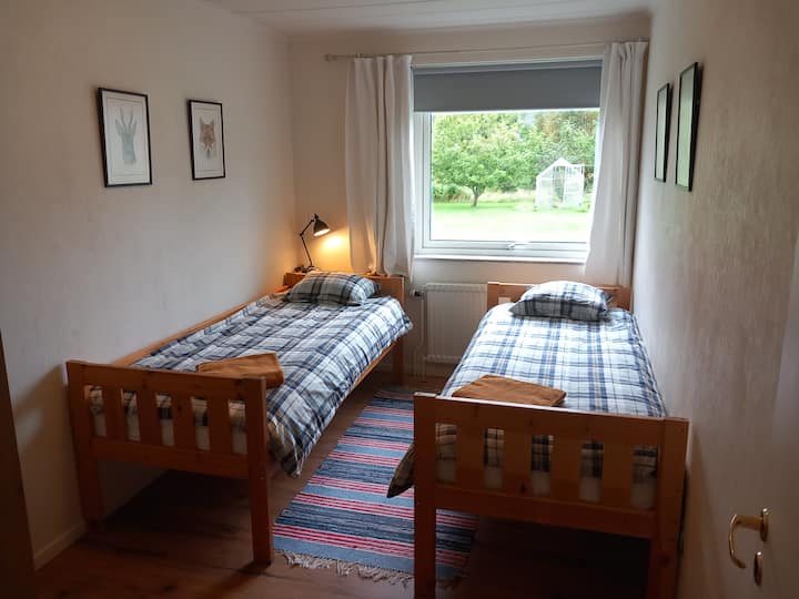 Две единични легла.
Включено е спално бельо.