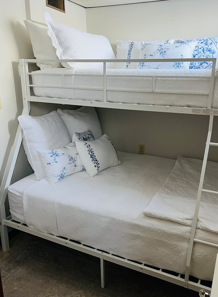 Kitanda cha ghorofa ya chini ya ghorofa 
Pacha juu ya kujaa 