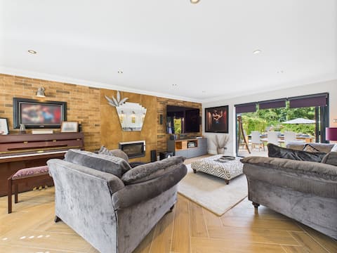 Popular Airbnb listing: 3000 SqFt Riverside Home | Hot Tub + Mooring in Berkshire