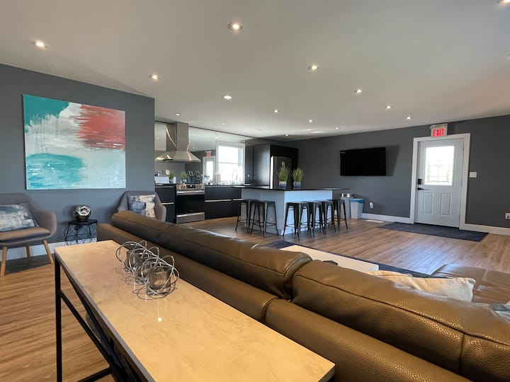 2 Bedroom Waterfront Escape - Lakeshore