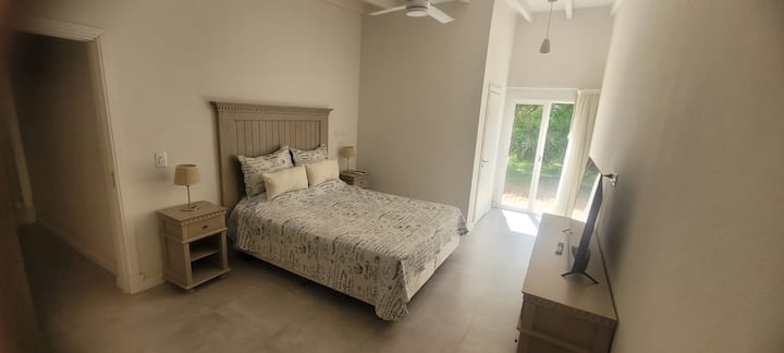 Chumba cha watu wawili kilicho na bafu la kujitegemea na utoke kwenda nje. Ina baridi/joto la AC na inapasha joto kulingana na rejeta.