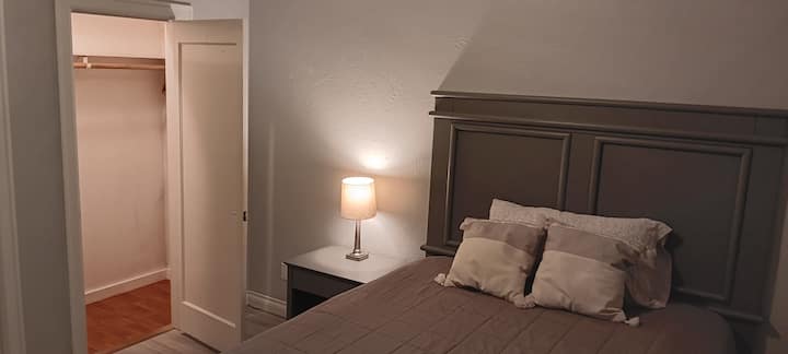 Dormitorio en la planta baja con cama tamaño Queen.