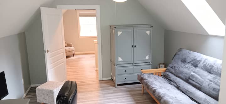 Dormitorio intermedio con futón tamaño king. Arriba. 