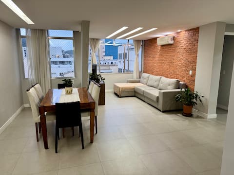 Top Airbnb: Corner Mar Copacabana/Beachside - Side View in Copacabana