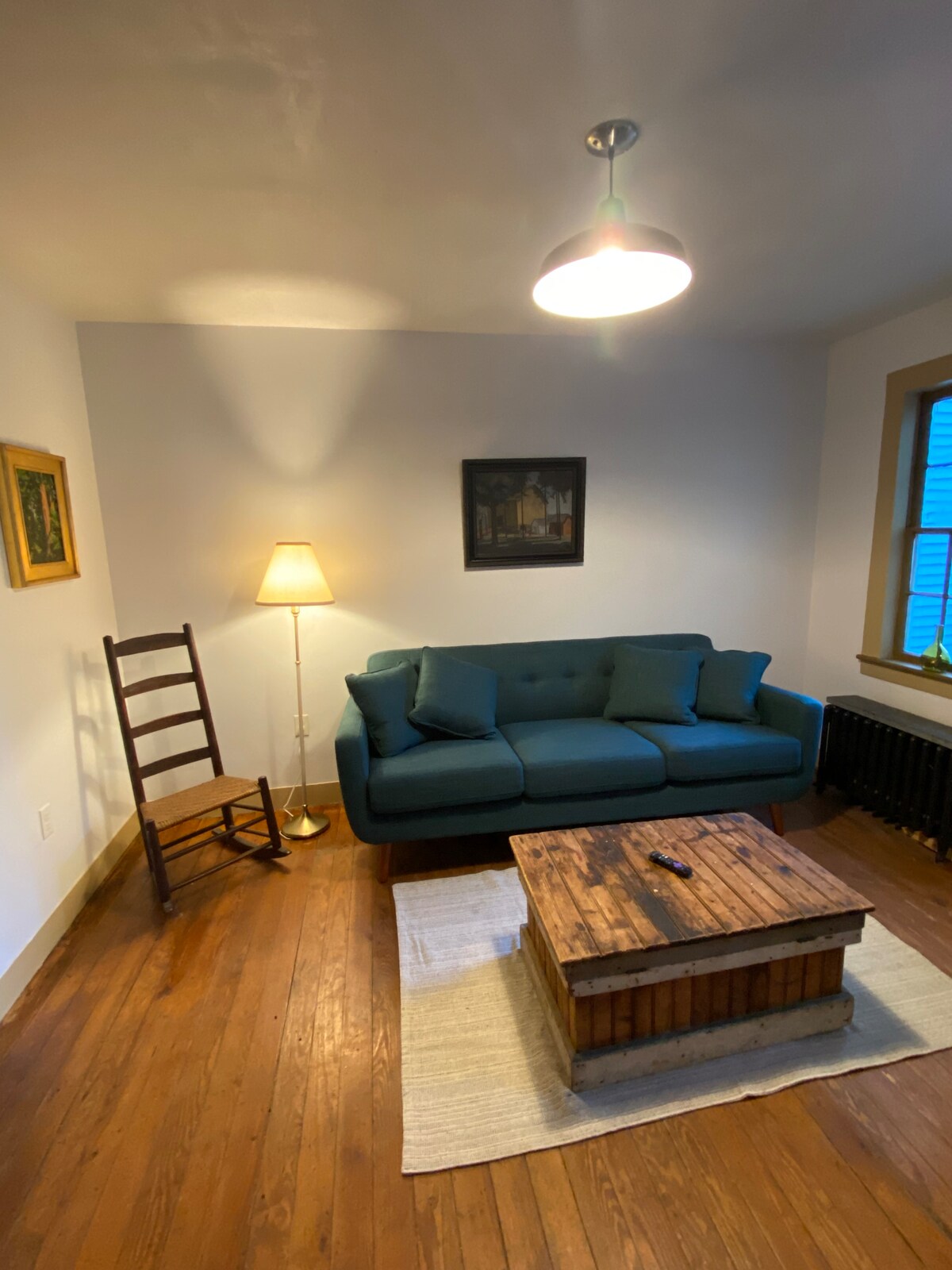 Семейна стая: в къщата има две помещения за отдих.  Семейната стая, която е показана тук, е в задната част на къщата, така че е малко по-тиха, светла и весела.  Има голям телевизор и нов диван.