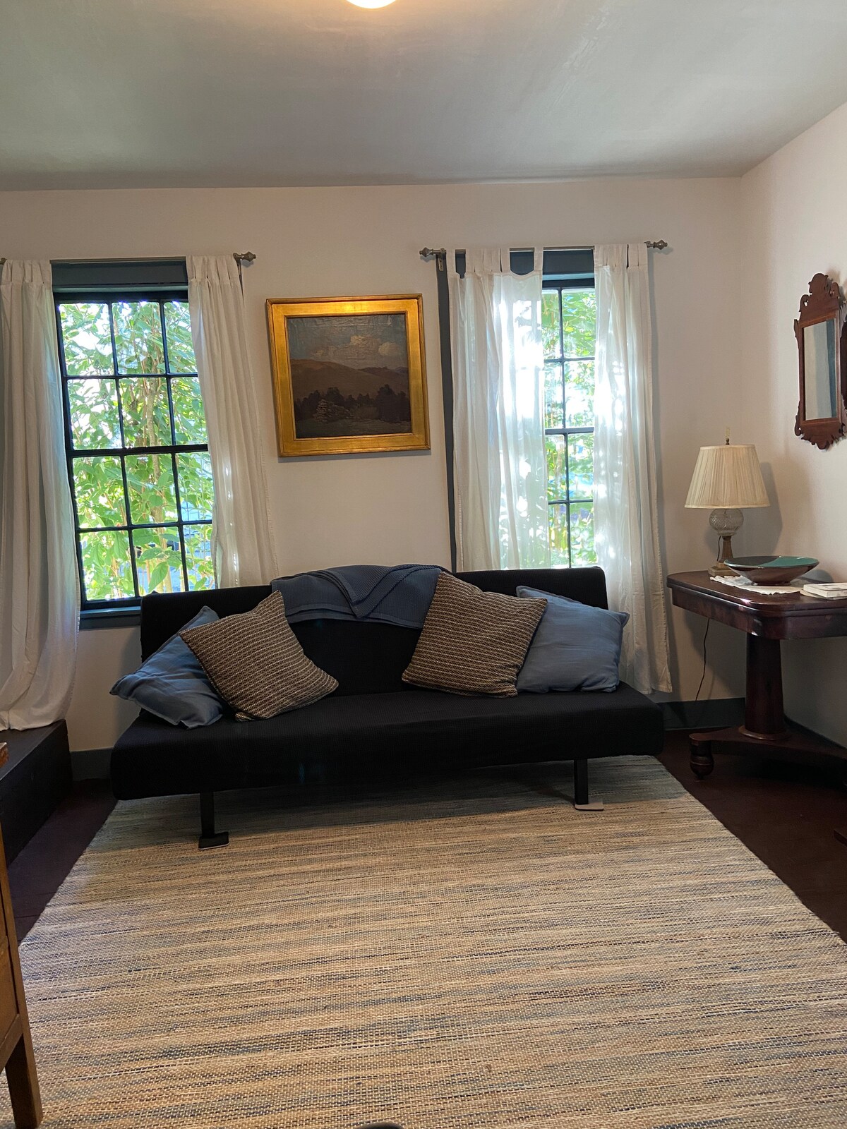 Работен кабинет: второто жилищно помещение е работният кабинет, разположен в предната част на къщата.  Три прозореца осигуряват чудесна сутрешна светлина в тази стая, а външните храсти осигуряват уединение от тротоара и пътя.  Диванът, изобразен тук, може да се използва като трето легло.