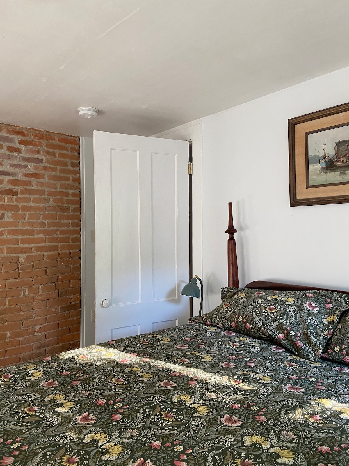 Предната спалня се отличава с открити тухли, антично легло с балдахин, директен достъп до банята и страхотна сутрешна светлина.  На разположение са тъмни завеси, както и машина за бял шум. Този дом е в града, така че понякога може да има уличен шум.