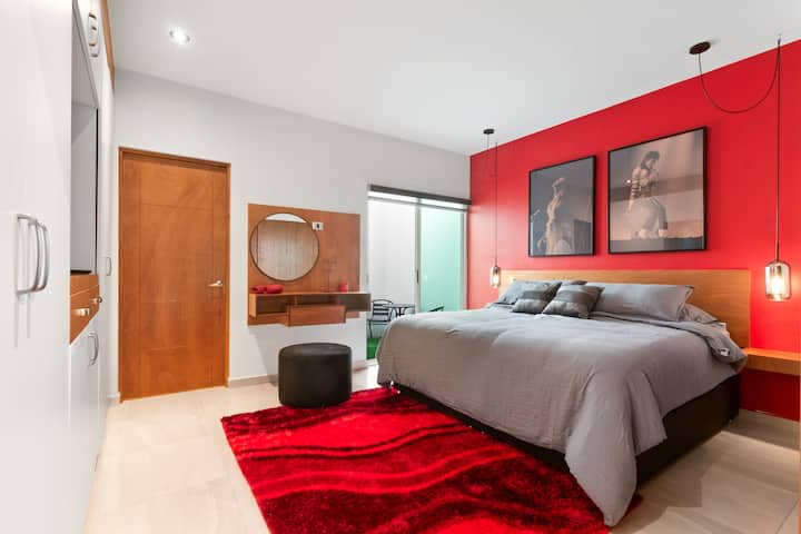 Glavna spavaća soba s bračnim krevetom, elegantnim uređenjem i toaletnim stolom