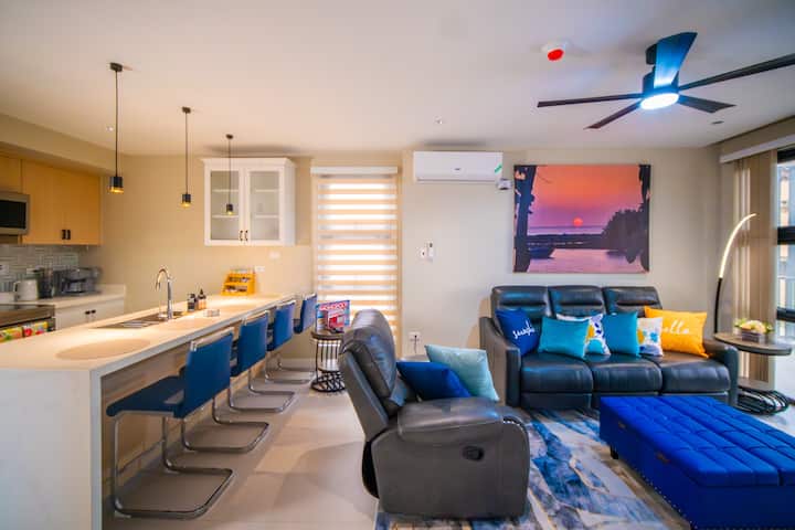 Upscale 1br W/ Balcony Views • Pool+gym + Security - Jamaica