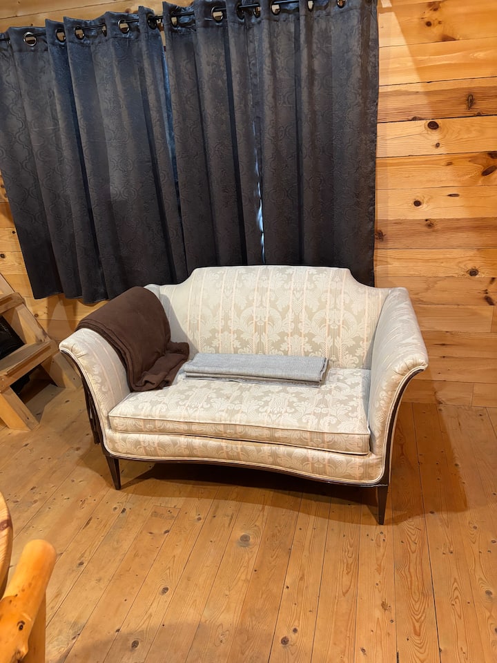 Chickadee’s Cabin - Middlebury, IN