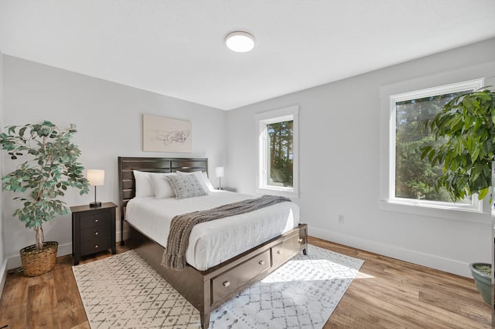 2nd-Bedroom (Queen) | Adjacent to 2nd-Full Bath in Hall | Upper Floor | View of Trees