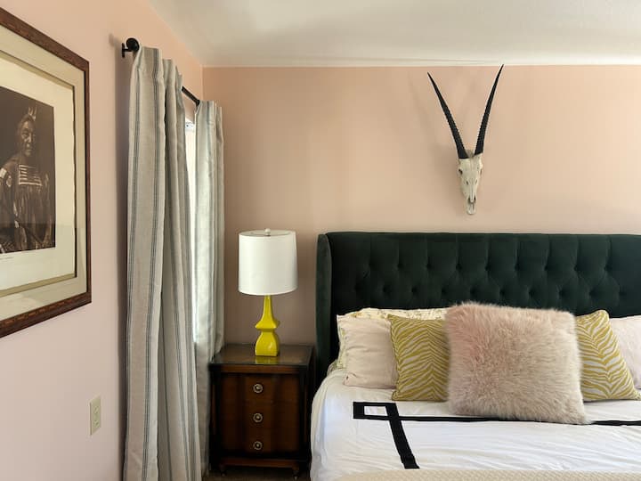 Главна спална соба – сите животински скулптури се направени од резин и не се вистински. 