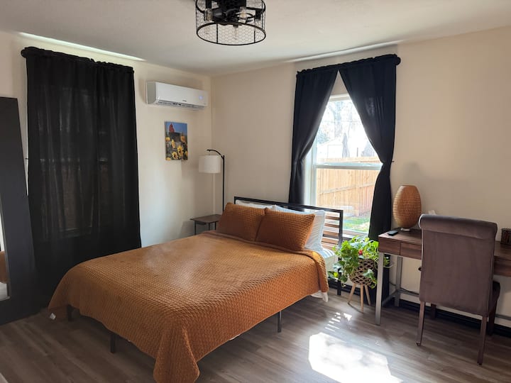 Lit queen size, télévision, garde-robe avec porte, bureau d’ordinateur