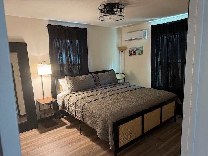 Très grand lit, télévision, garde-robe avec porte