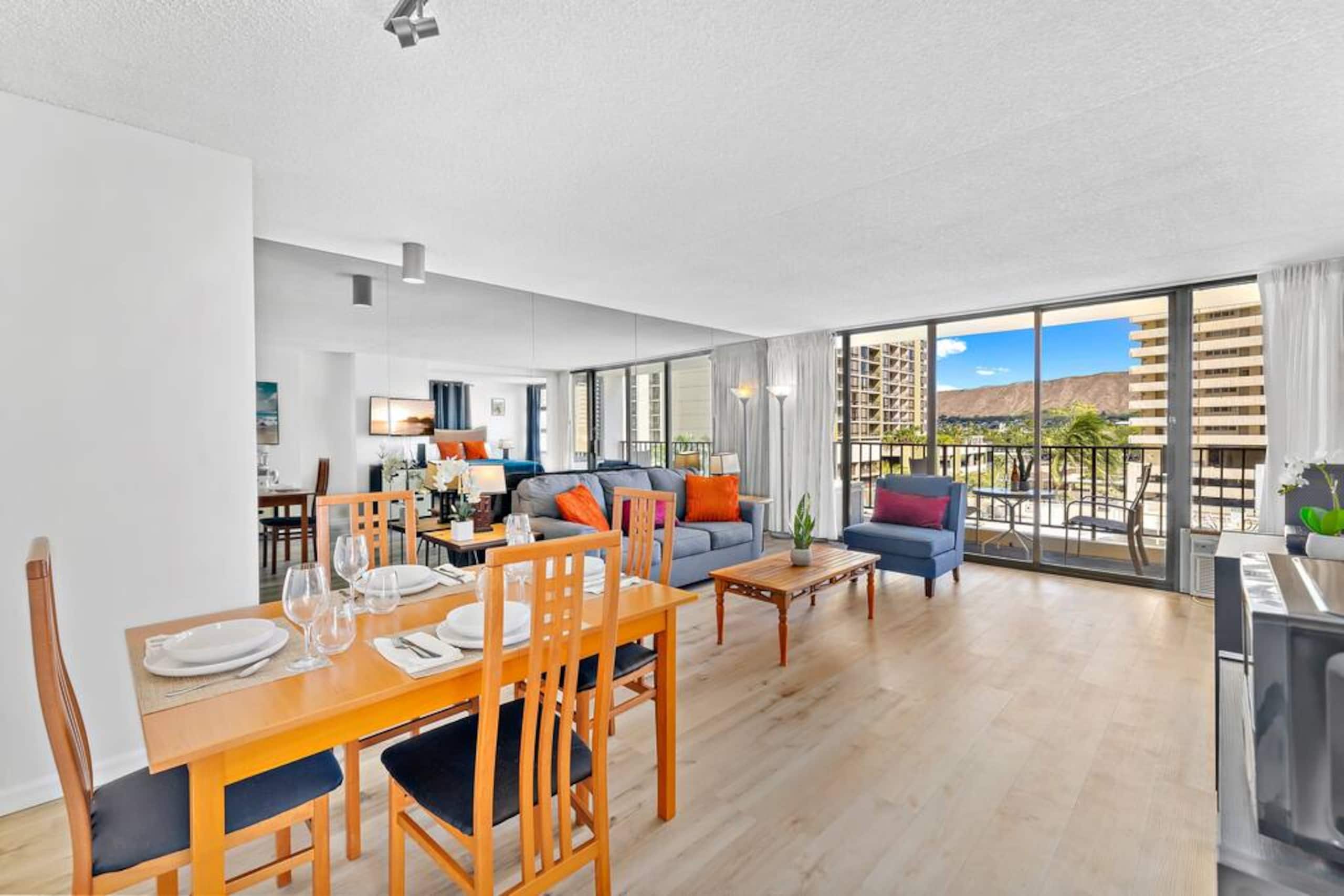 7th Fl Waikiki Banyan | Parking | Mtn View - Image 4