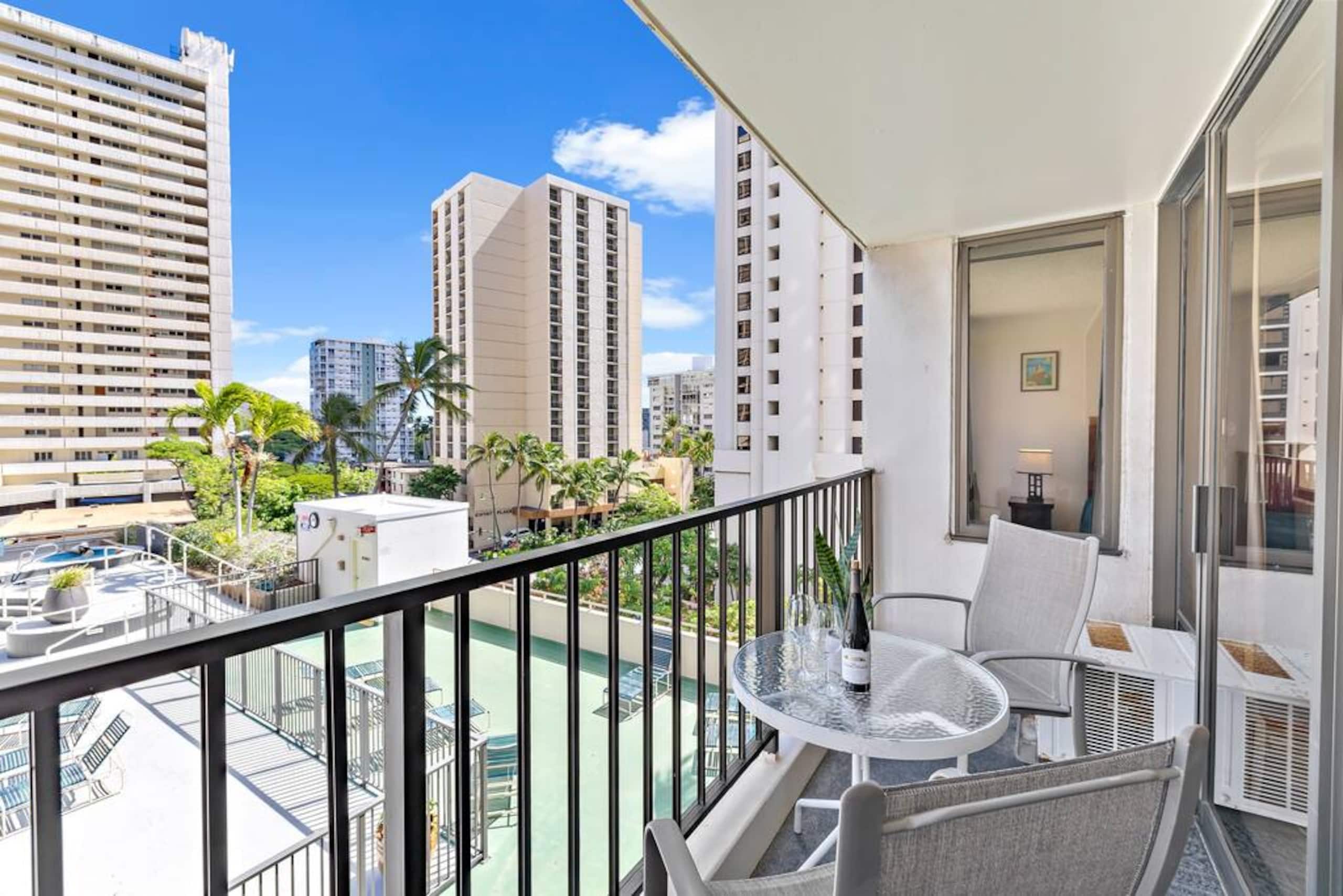 7th Fl Waikiki Banyan | Parking | Mtn View - Image 9