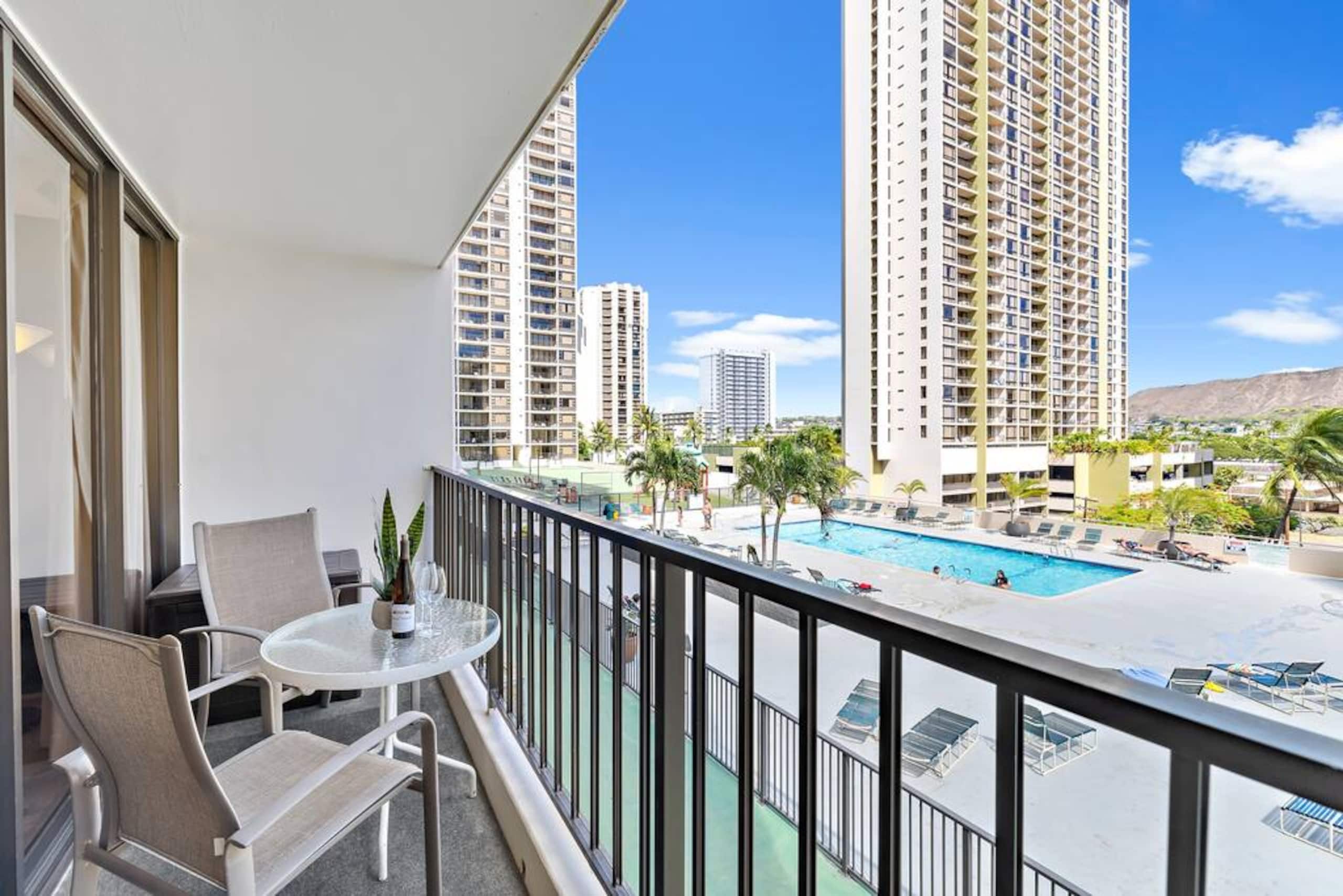 7th Fl Waikiki Banyan | Parking | Mtn View - Image 2