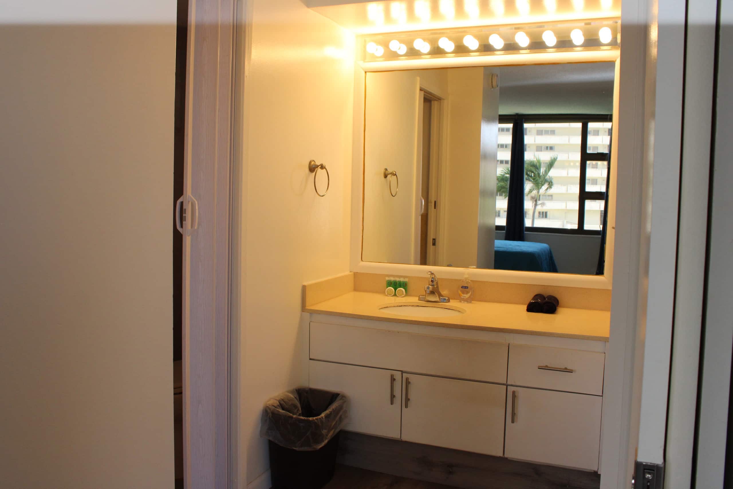 7th Fl Waikiki Banyan | Parking | Mtn View - Image 11