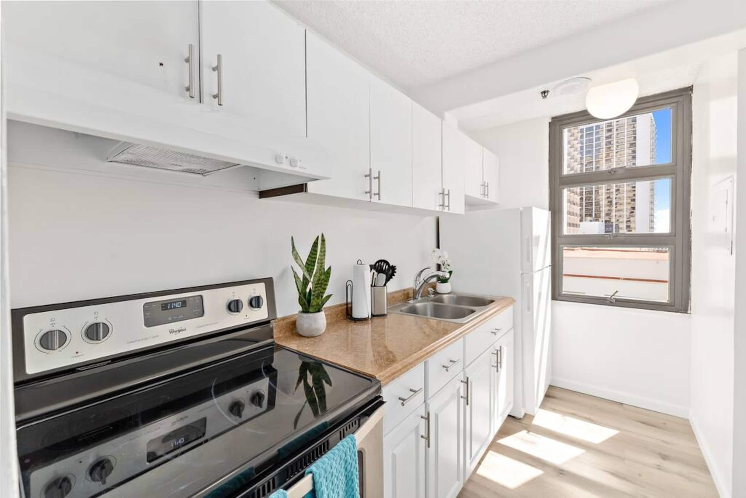 7th Fl Waikiki Banyan | Parking | Mtn View - Image 6