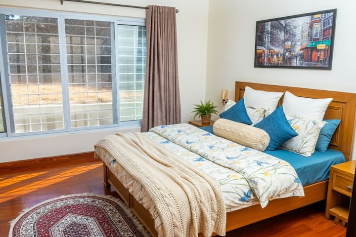 استمتع بغرفة نوم عصرية ذات ديكور أنيق وسرير فاخر وتصميم نظيف وعصري. مثالية للأزواج أو المسافرين المنفردين الذين يبحثون عن الراحة ولمسة من الفخامة