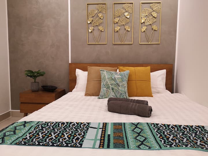Un segundo dormitorio acogedor diseñado para la comodidad, con ropa de cama suave, detalles cálidos y un elegante arte mural. Ideal para parejas, familiares o amigos que buscan un refugio tranquilo después de un día explorando el centro de la ciudad.